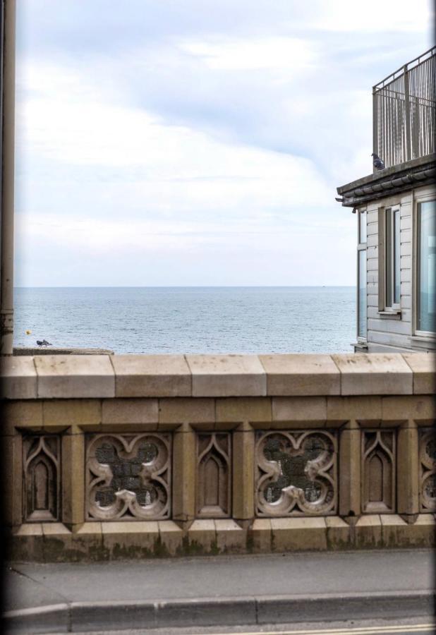 Ammonite Luxury Beachfront Apartment 라임레지스 외부 사진